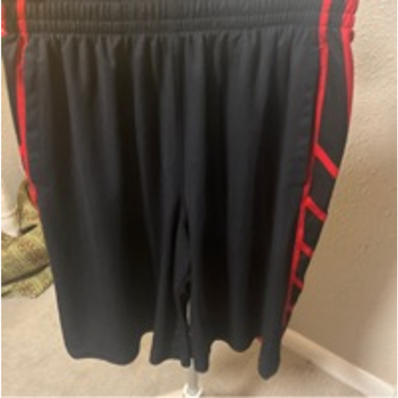 Like new under armor large men’s shorts red and black - Picture 1 of 4